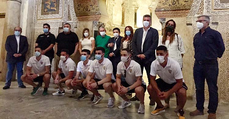 Los integrantes del Córdoba Patrimonio que disfrutaron el ascenso hace un año en Mengíbar junto a José Juan JIménez y Manuel Torrejimeno.