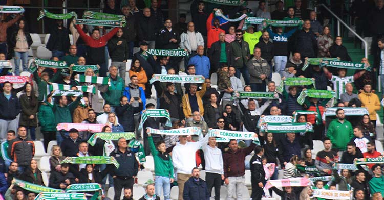 El cordobesismo enarbolando sus bufandas antes de una de sus últimas decepciones, la derrota ante el Algeciras que abrió la salida del play off.