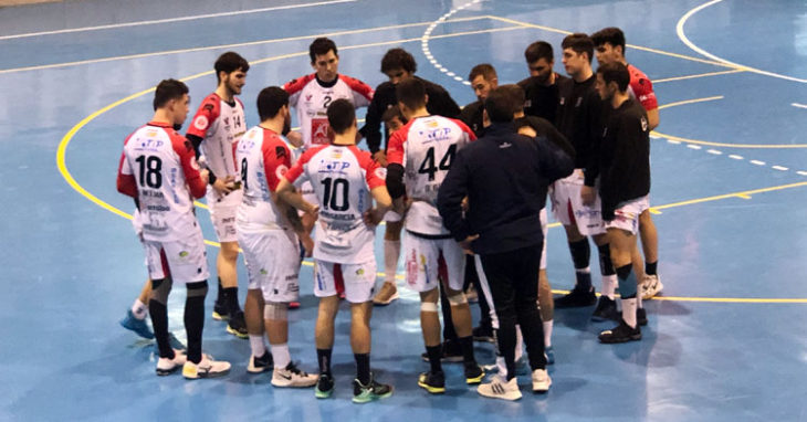 El Balonmano Pozoblanco durante un tiempo muerto. Foto: @CBM_Pozoblanco