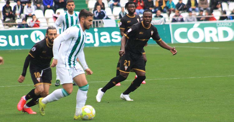 Iván Robles subiendo la banda en el encuentro ante el Algeciras.