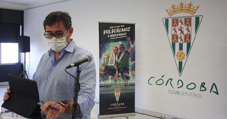 El consejero delegado del Córdoba, Javier González Calvo, durante la presentación de la campaña de abonados el pasado miércoles.