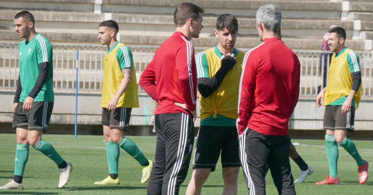 Javi Flores dialogando con el cuerpo médico en uno de los últimos entrenamientos de la temporada. Foto: CCF