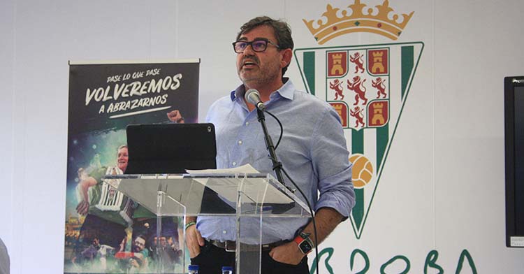 El consejero delegado del Córdoba CF, Javier González Calvo, durante el acto celebrado en el salón de actos de El Arcángel, remozado con un nuevo fondo en blanco alejado del oscuro negro original.