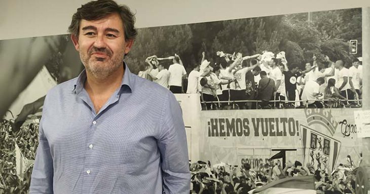 Javier González Calvo posando ante una de las imágenes de la fiesta del ascenso a Primera.