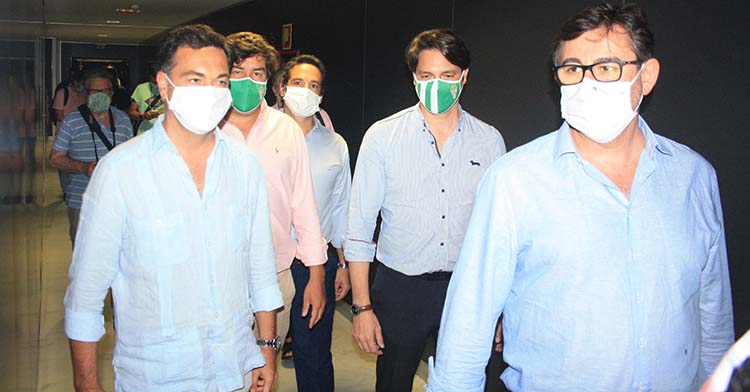 Los consejeros cordobesistas a su llegada al salón de actos de El Arcángel.