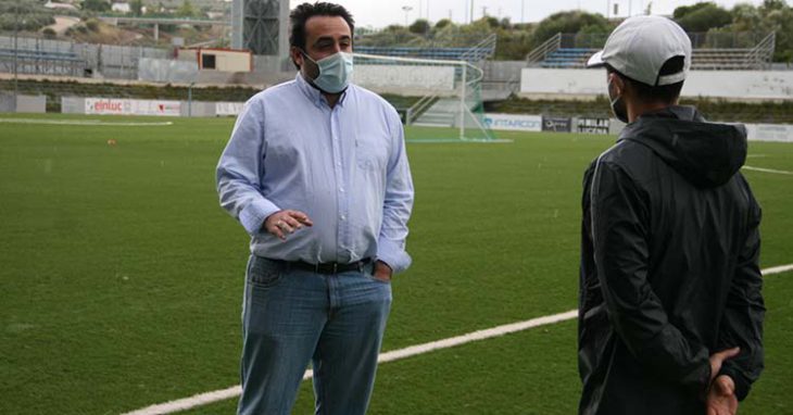 El presidente del Lucena, Jorge Torres, departiendo con Dimas Carrasco en la vuelta a los entrenamientos de loa aracelitanos.