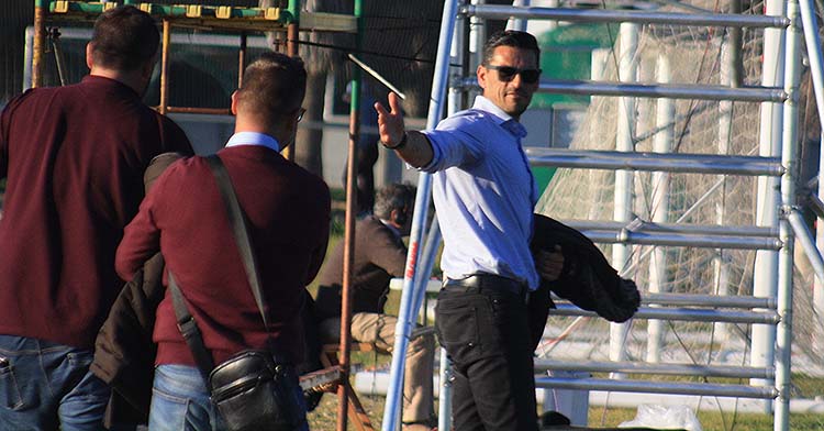 Juanito señala a Rafael Herrerías y David Ortega, de espaldas, los valedores del proyecto de cantera del Córdoba CF 2020-21.