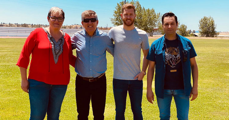 Koeman posando con integrantes del Pozoalbense y su padre, el gran Pedro Sánchez 'Pedrito'