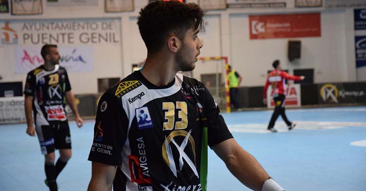 Manu Díaz luciendo la camiseta del Ximénez hace cuatro temporadas en el Alcalde Miguel Salas.