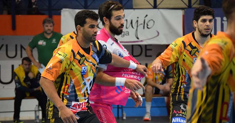 El pivote brasileño Marcio Da Silva defendiendo con el Ángel Ximénez.