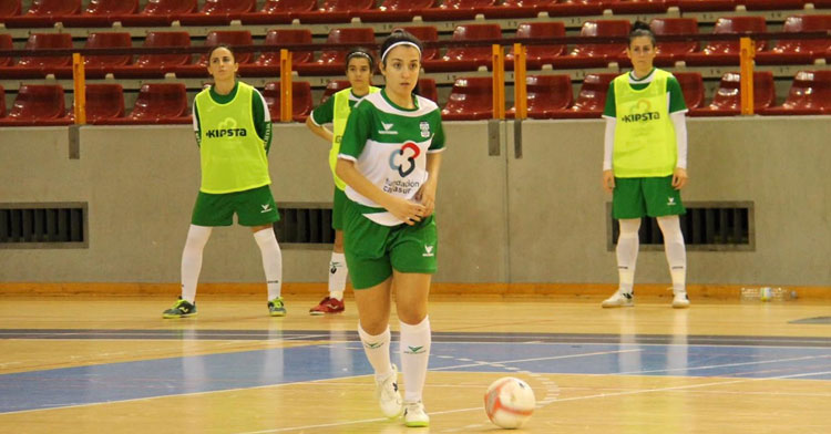 Marta García sacando un balón jugado desde atrás. Foto: Deportivo Córdoba