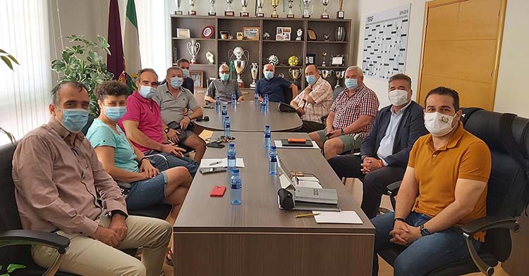 El presidente de la Federación Andaluza, Pablo Lozano, a la izquierda, junto a su homónimo del IMDECO, y los representantes de Gesfutcor durante la reunión celebrada en la RFAF.