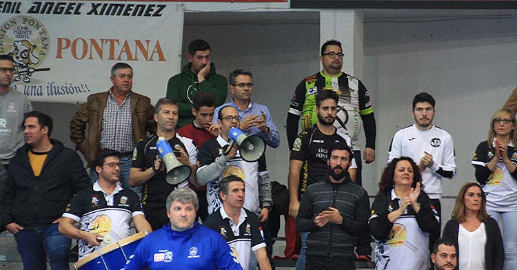 Paco Bustos con la Legión Pontana al fondo animando.