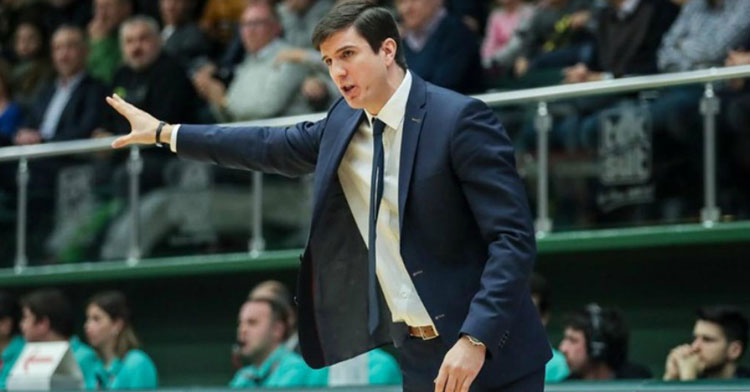 Pedro Calles haciendo indicaciones. Foto: Gigantes del Básket