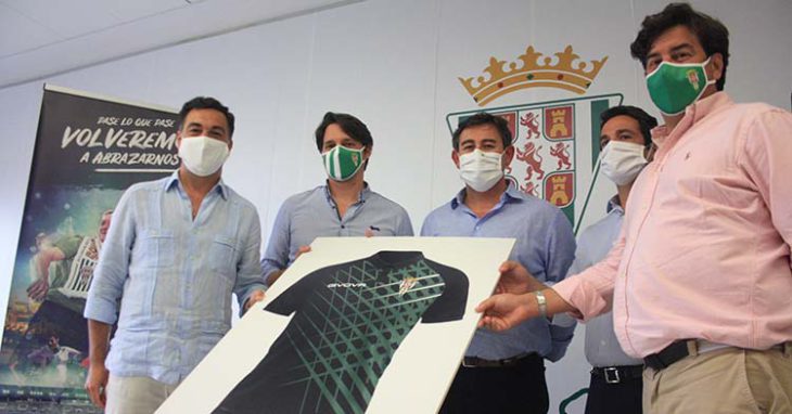 Los cinco consejeros del Córdoba CF sostienen el boceto del polo que regalarán a cada abonado bajo la imagen y el slongan de la campaña 2020-21