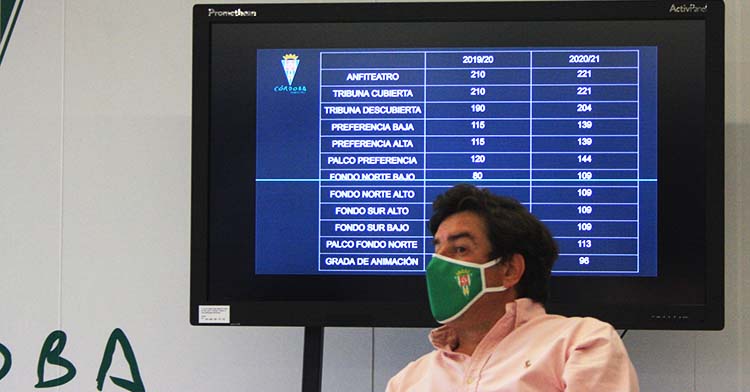 El consejero Jesús Coca delante de la tabla comparativa de los precios de la pasada temporada con la nueva 2020-21.