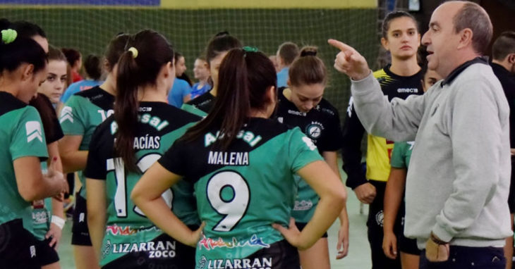 Rafa Moreno dando instrucciones a sus jugadoras en un tiempo muerto