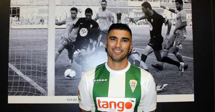 Reyes posando ante el póster del gol de Uli Dávila en sus primeros momentos como jugador del Córdoba. Foto: CCF