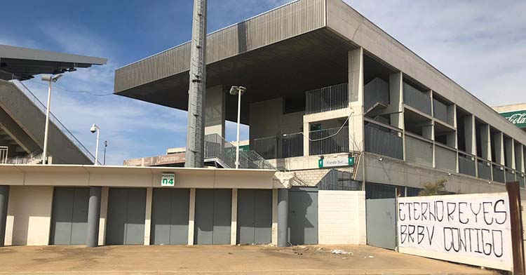 El grafiti de recuerdo de las Brigadas Blanquiverdes en memoria de José Antonio Reyes en El Arcángel.