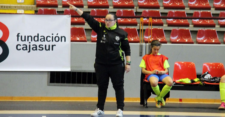 Rocío Funes haciendo indicaciones desde la banda