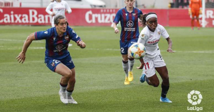 Rocío Gálvez persiguiendo a una jugadora precisamente del Sevilla de Virgy. Foto: LaLiga