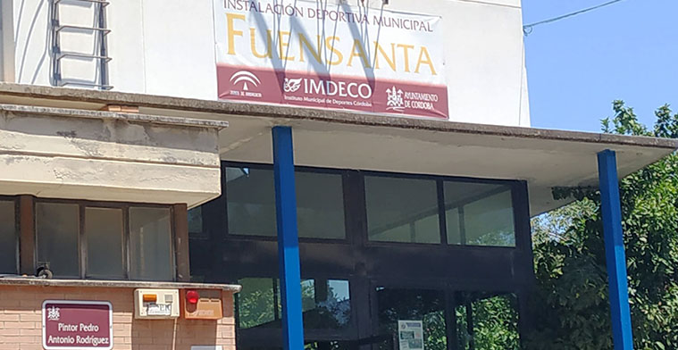 Fachada de la puerta de acceso a la Sala de Barrio de La Fuensanta.