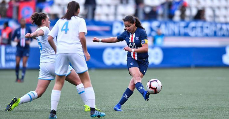 Sana Guernazi dando un pase en la medular. Foto: Pozoalbense Femenino