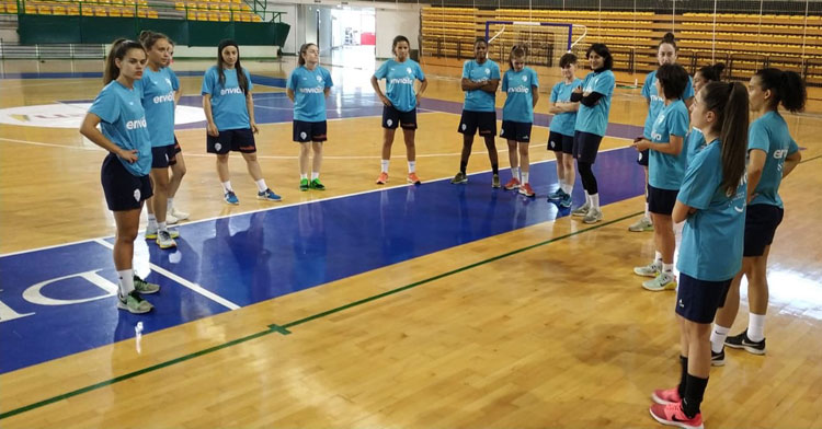 Sara Moreno, la tercera por la izquierda, en el regreso hace unos días a los entrenamientos del Ourense Envialia