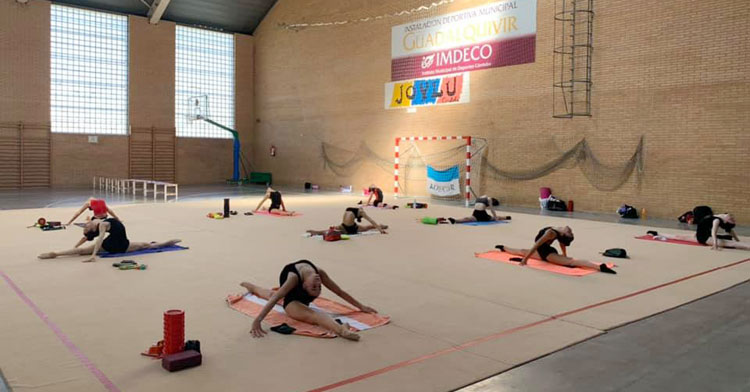 Las chicas del Séneca entrenando en el Guadalquivir
