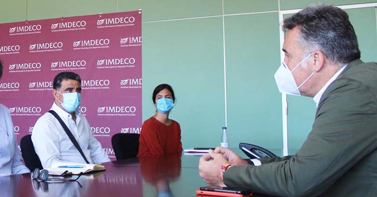 Manuel Torrejimeno en una reunión en el IMDECO.
