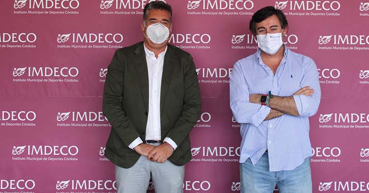 Manuel Torrejimeno y Javier González Calvo posan delante de la trasera del IMDECO.