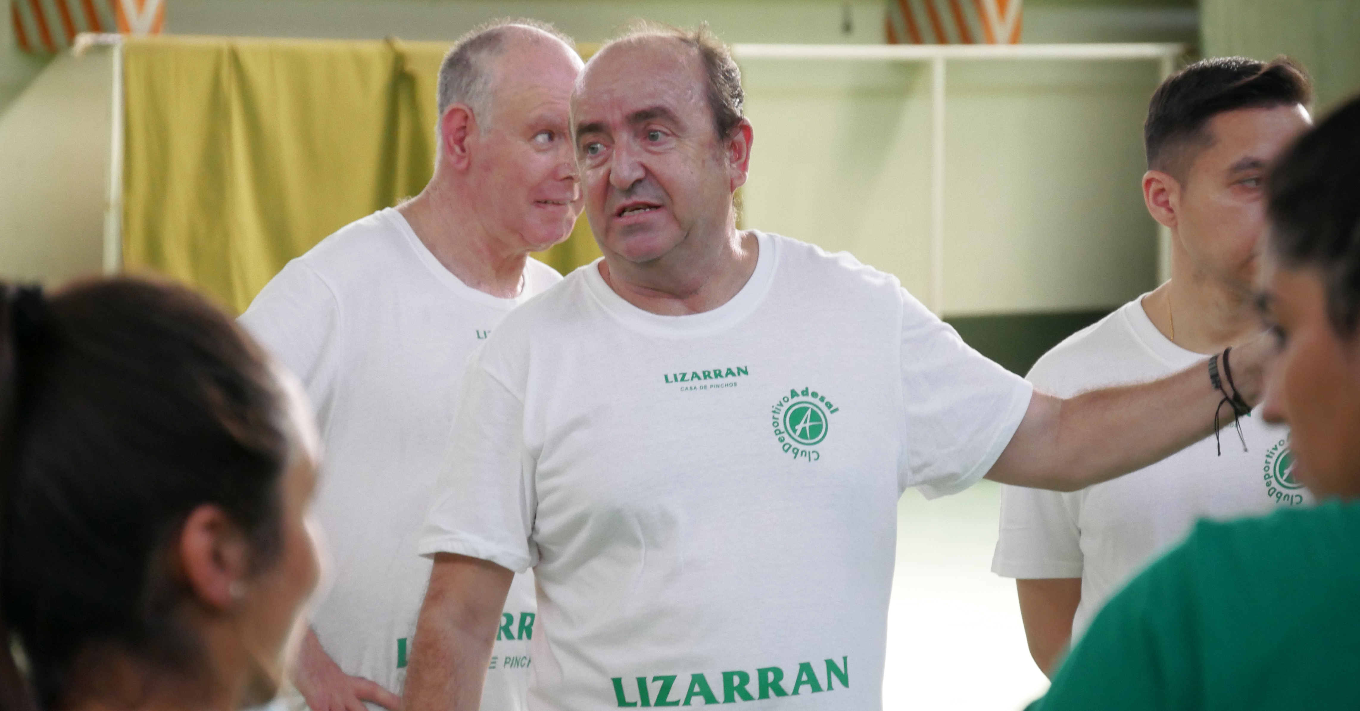 Rafael Moreno da indicaciones al equipo durante la primera sesión de entrenamiento