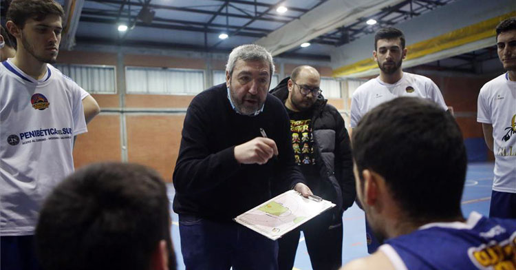 Antonio Navas dirigiéndose a sus jugadores en un tiempo muerto