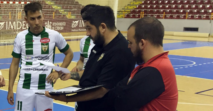 Josan González dando instrucciones a sus jugadores