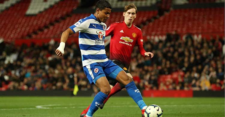 Darren Sidoel jugando hace todos temporadas con el equipo de reservas del Reading inglés.
