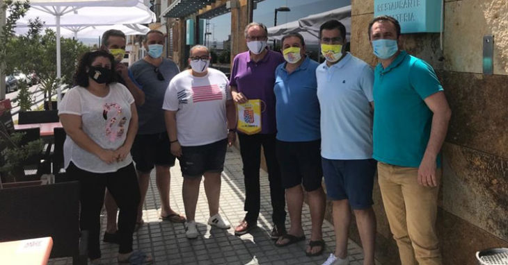 Integrantes del Deportivo Córdoba Cajasur y El Carpio CF tras la firma del acuerdo