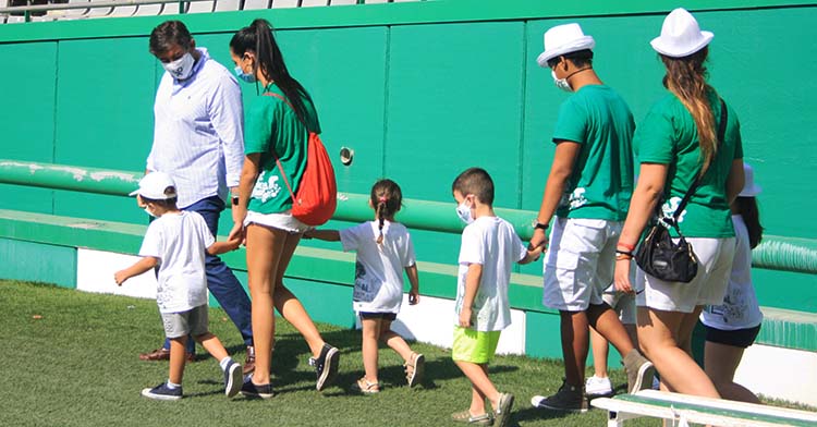 El consejero delegado del Córdoba CF, Javier González Calvo, junto a la chiquillería llegada desde el Polígono Guadalquivir.