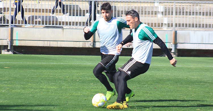 Piovaccari instantes antes de chutar a puerta con Javi Flores encima en uno de los últimos entrenamientos de marzo.