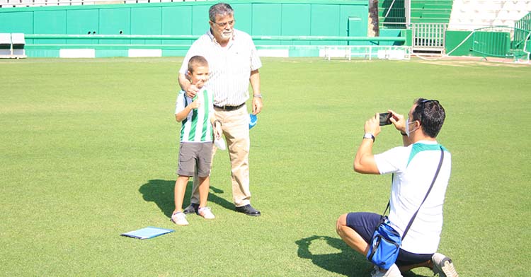 Abuelo y nieto inmortalizan sobre el verde de El Arcángel su regreso familiar al Reino.