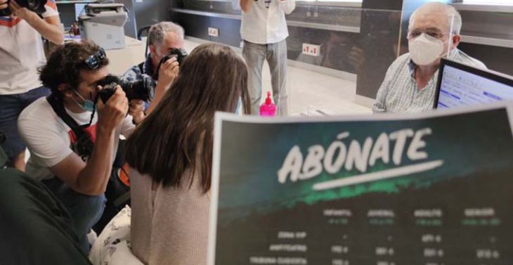 El primero de los cordobesistas que renovó esta mañana su carnet de abonado.