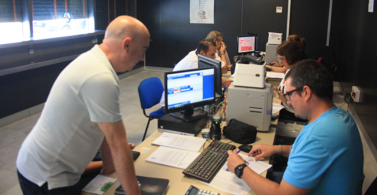 Varios aficionados renovando su carnet la pasada campaña en los distintos puestos de expedición de abonos que este año estarán equipados con mamparas de seguridad.