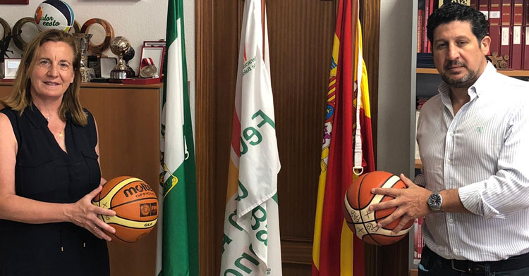 Pilar Carmona y Sebastián del Rey escenificando la unidad del baloncesto femenino cordobés