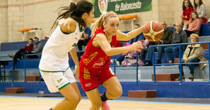 Ana Rodríguez, de rojo, se suma al nuevo proyecto del baloncesto femenino cordobés