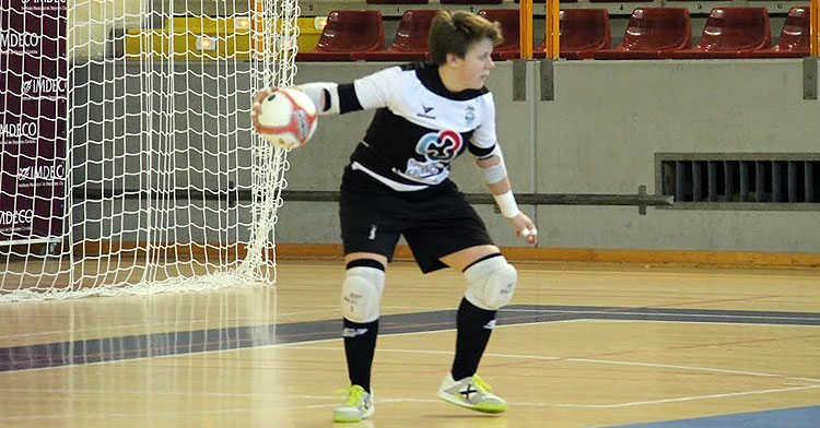 Ana Rodríguez realiza un saque de puerta. Foto: Deportivo Córdoba Cajasur