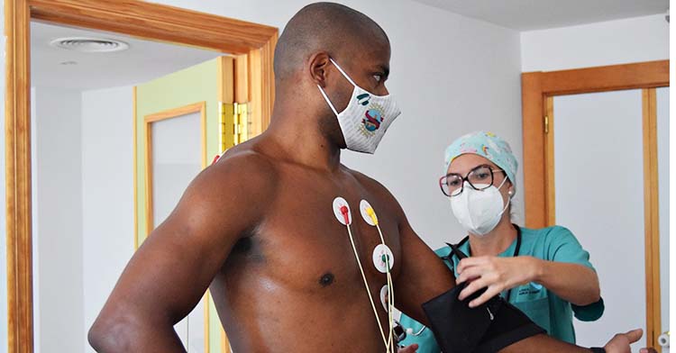 El brasileño Anderson Mollino pasando el reconocimiento médico con el Ángel Ximénez.