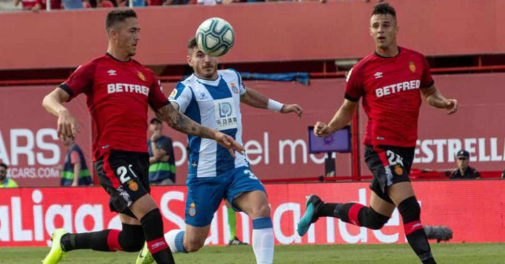 Antonio Raíllo jugando con el Mallorca contra el Espanyol; ambos estarán en Segunda el próximo ejercicio