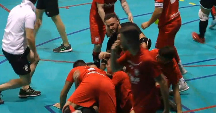 La piña de los jugadores del Bujalance celebrando el ascenso a la categoría de bronce.