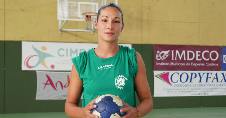 Asun Batista posa con balón en el primer día de entrenamientos. Foto: Pablo Herrera