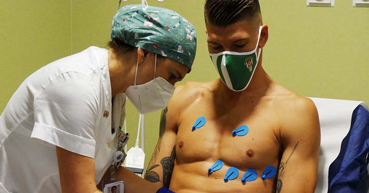 Isaac Becerra sometiéndose a los reconocimientos médicos y los test PCR el pasado viernes.