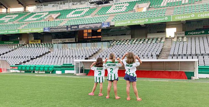 Tres jóvenes cordobesistas disfrutaron de su vuelta a El Arcángel tras renovar su abono junto a su padre.